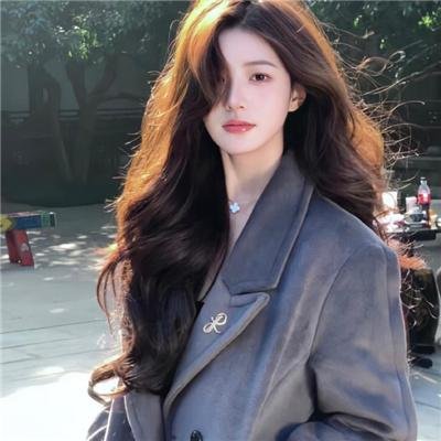 穿盔甲的少女
